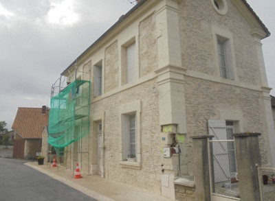 Rénovation de façade en pierre avec joints à la chaux à Ouistreham